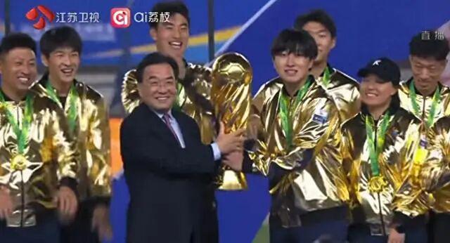 江苏两队点球大战决胜，苏超7个月85场吸引2.8万+观众，体育经济该省长点个赞！