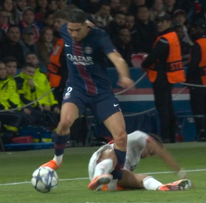 欧冠4轮：迪亚斯红牌引争议，拜仁2-1客胜巴黎尴尬