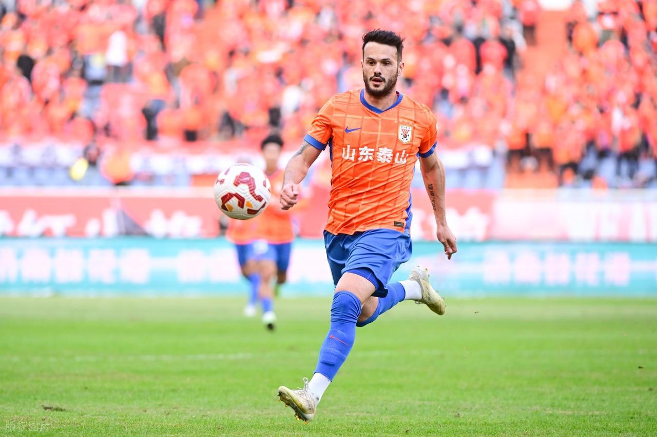 25球领先1球，中超最后一轮金靴天平会向谁倾斜？山东泰山续约矛盾上桌