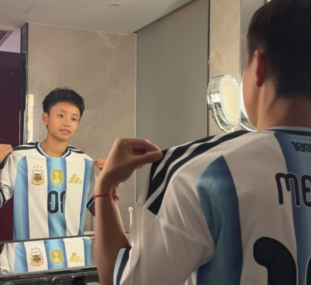 张琳艳晒阿根廷2026球衣，3处细节比英超和NBA大戏还抢镜