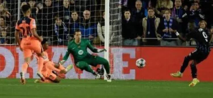 欧冠赛场：巴塞罗那防线崩盘，弗里克高位仅造越位1次