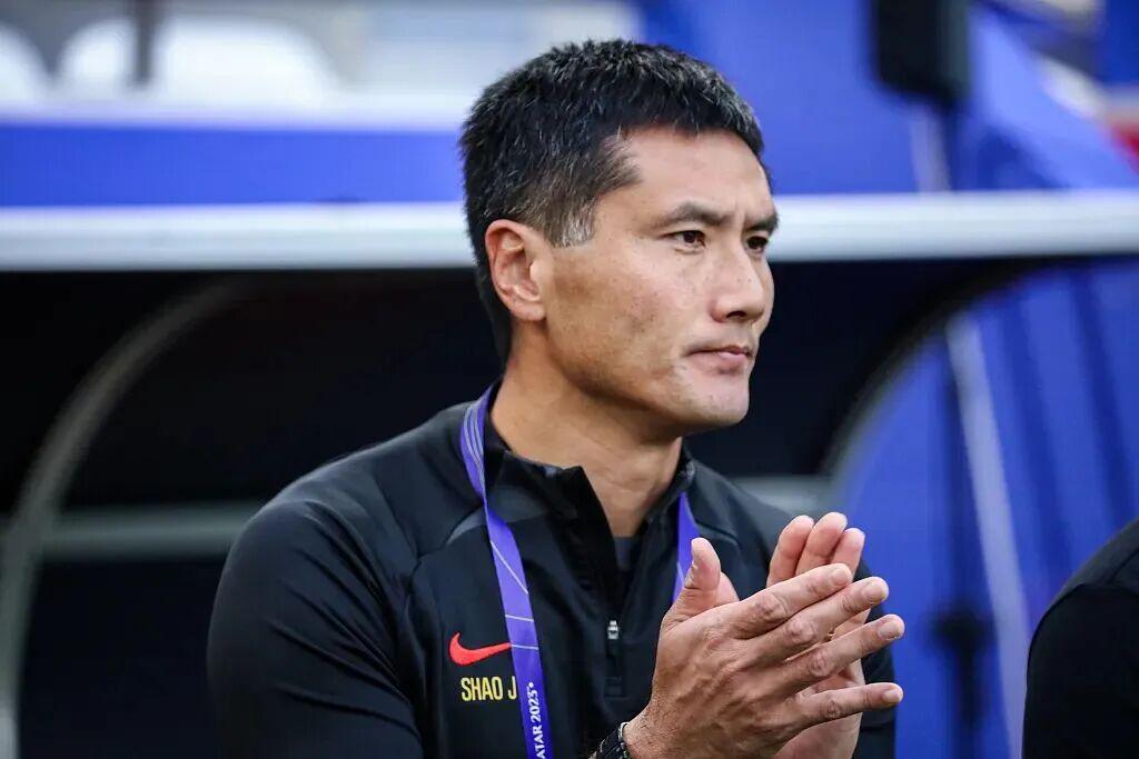 三个月内第二次大翻牌？国足主帅邵佳一被点名上位，英超球迷都看傻了