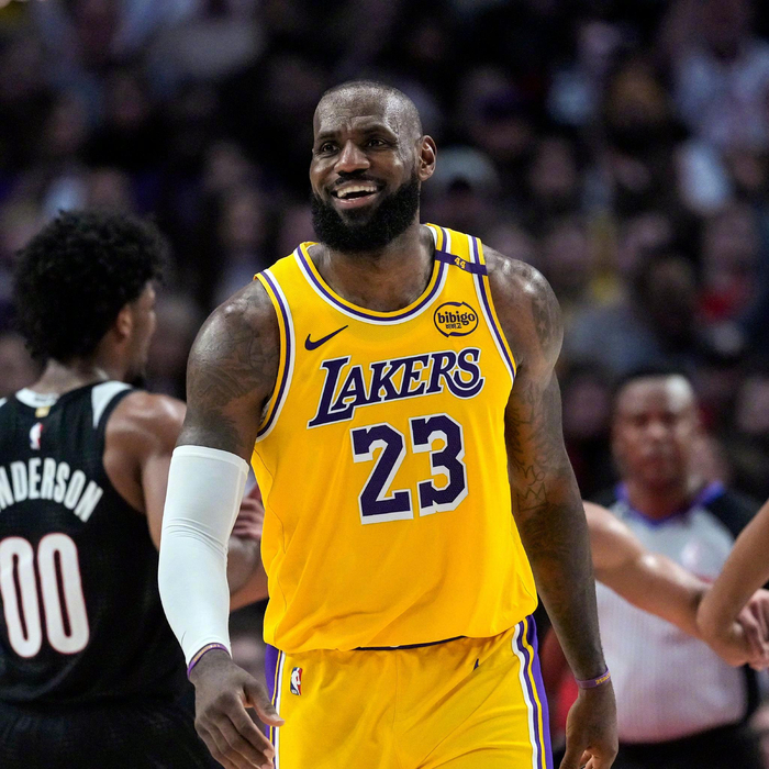 詹姆斯获批对抗训练，NBA复出倒计时一两周？篮球迷等得心慌慌