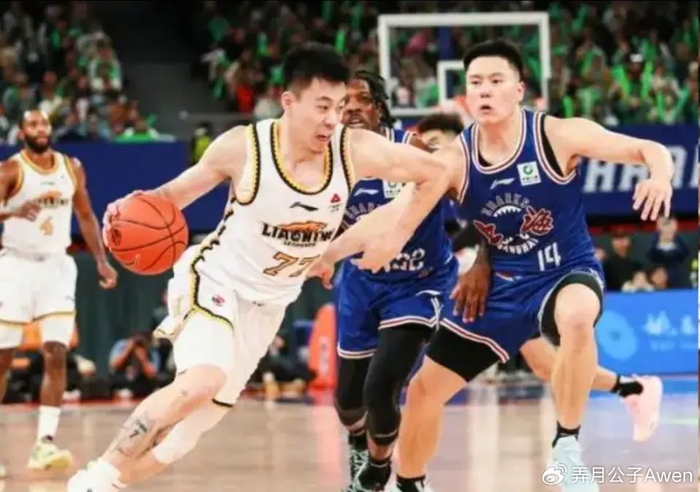 40分李弘权抢位，张镇麟在上海男篮的尴尬，比英超换帅还刺激