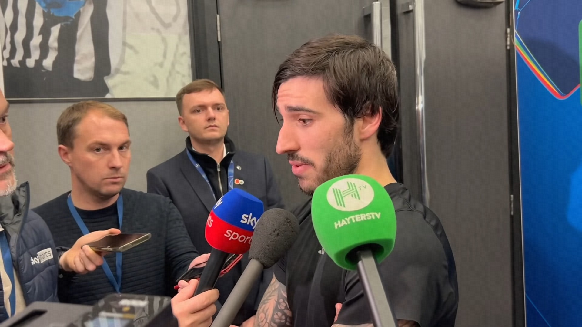 欧冠第4轮2-0！纽卡斯尔联靠丹-伯恩头球和托纳利回怼质疑吗？