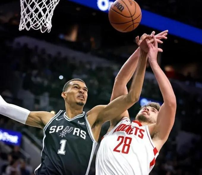 NBA西部焦点：火箭5胜2负客战马刺，亚当斯能挡住文班亚马吗？