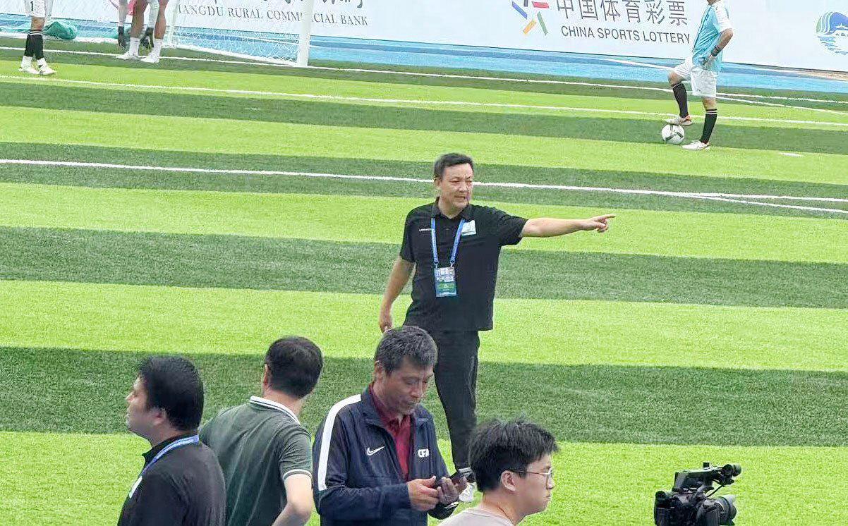 扬州江都队6胜杀进淘汰赛，工行行长吴强踢出足球金融双重奏！