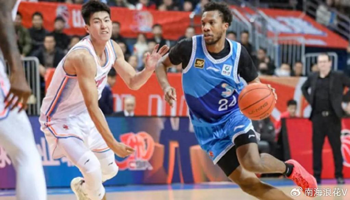 新疆男篮三外援新配方，刘炜放弃低矮控卫，路易斯金19分场均能否救主？