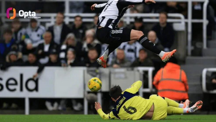 帕利尼亚44次英超抢断领跑，10月对维拉那场成标杆