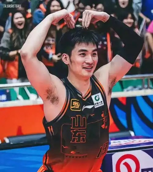 于德豪回山东后能不能顶住压力？25岁被新疆挖走的护筐人，CBA还爱这种硬汉吗