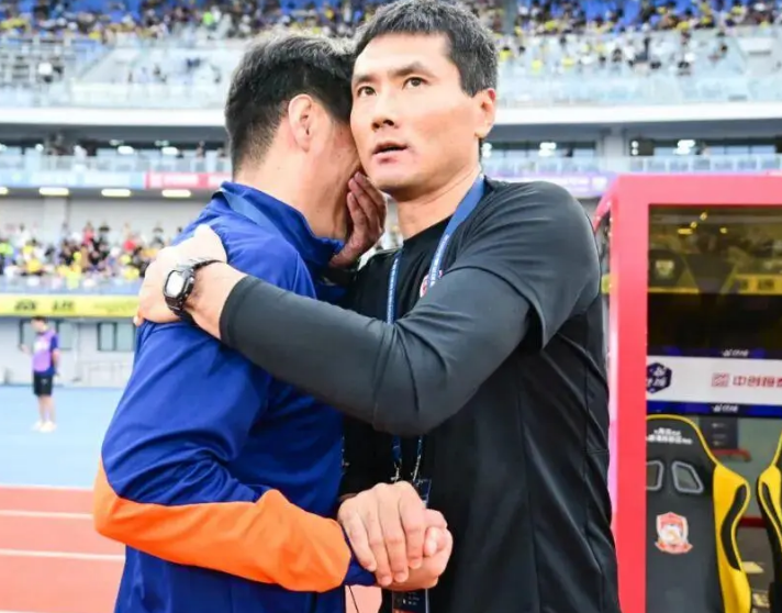 邵佳一年薪不到100万，国足主帅待遇连李铁都看呆了，连伊万科维奇都笑了