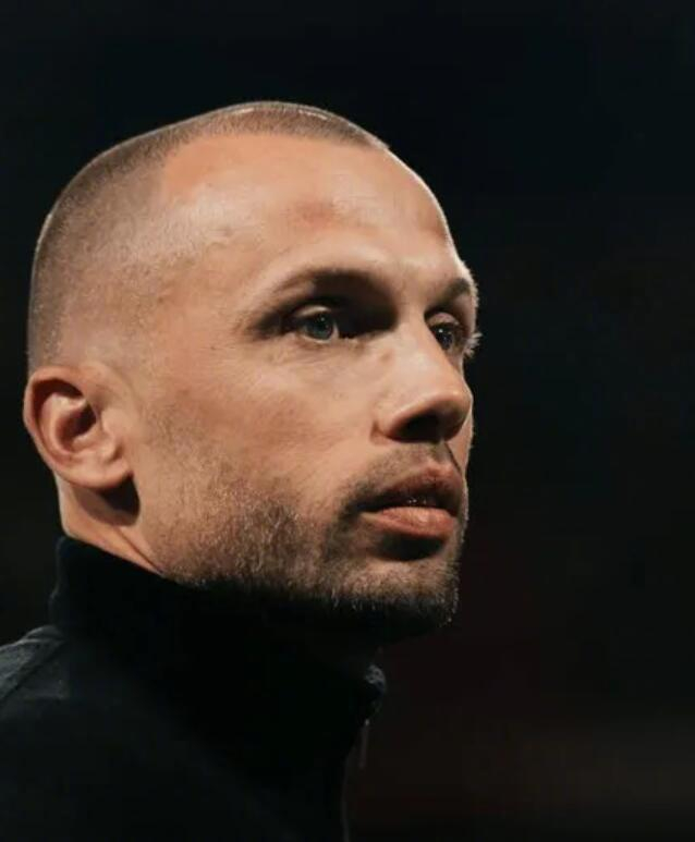 阿贾克斯荷甲仅第4，欧战0胜4负，约翰与凯泽被扫地出门，技术总监克罗斯差点也走人