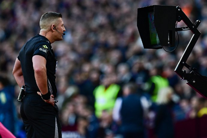 英超或改制：1项提案让裁判与VAR固定搭档