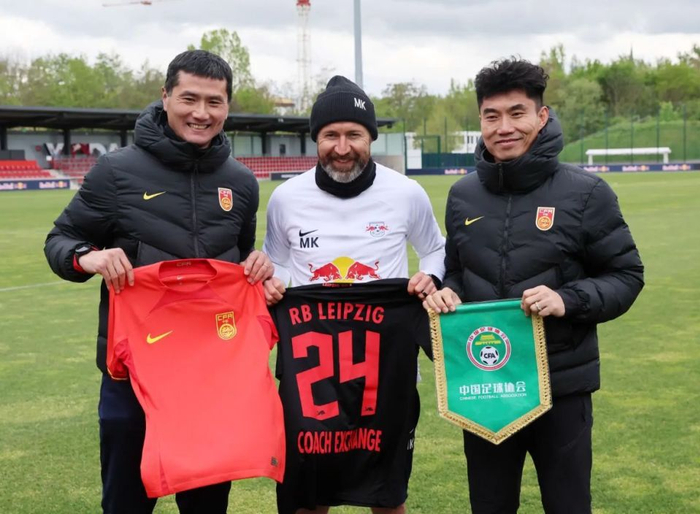 郑智或接掌青岛西海岸，黄博文助阵，国足换帅风波让中超教练席换血加速