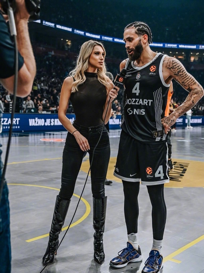 欧篮联场边不看比赛只看Kristina Tomić？美女记者也能抢镜连队员都尴尬