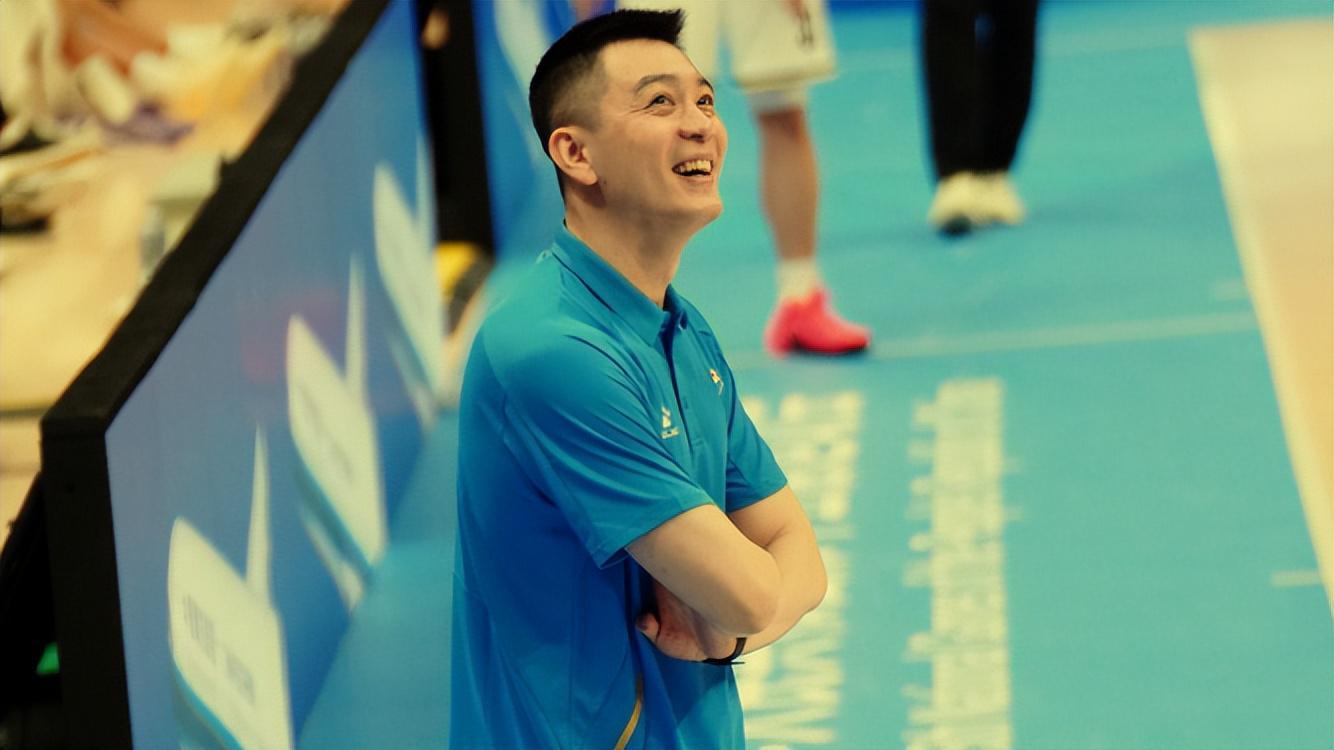 辽篮4连胜率先晋级八强，赵继伟两双像NBA老将？女篮96分开门红