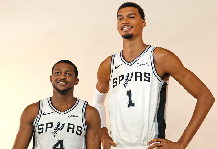 11月9日福克斯归队首秀在即，马刺的5个麻烦比NBA更难处理