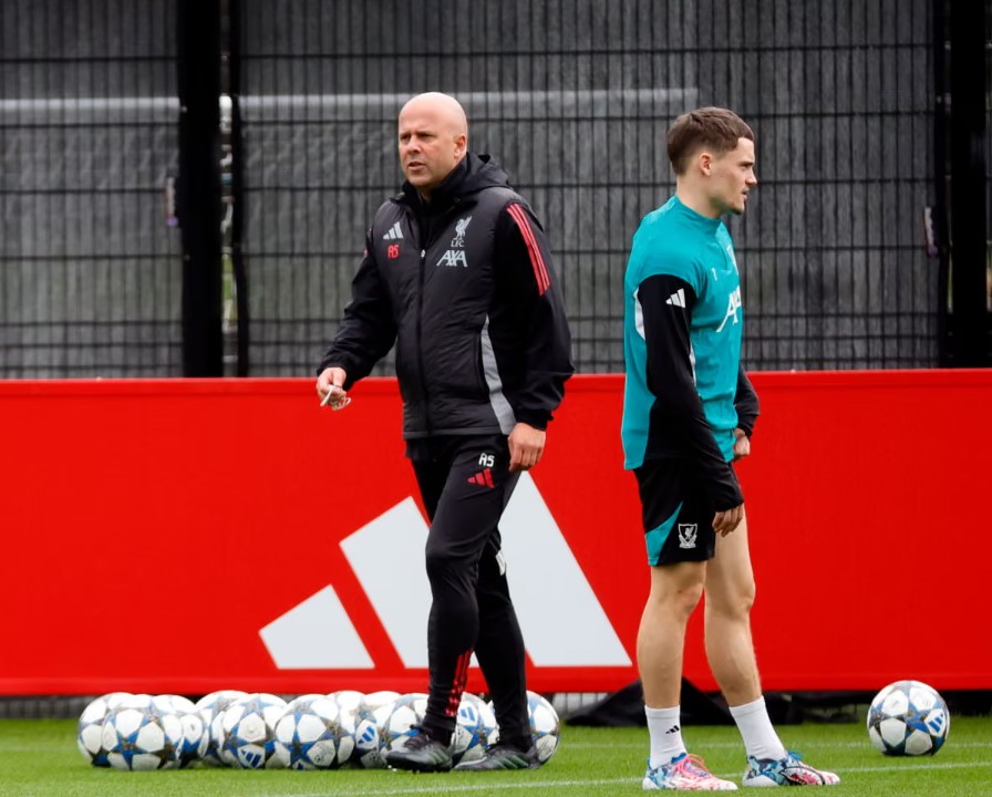 维尔茨加盟利物浦半年，温格抨击10号位安排，斯洛特回怼：足球不是开胸手术！