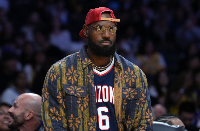 40岁詹姆斯回归悬念，湖人化学反应被保罗·皮尔斯在NBA点名批评