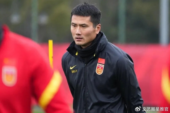 2年合同能撑到亚洲杯？邵佳一接国足，德甲背景能救队还是热身赛翻车