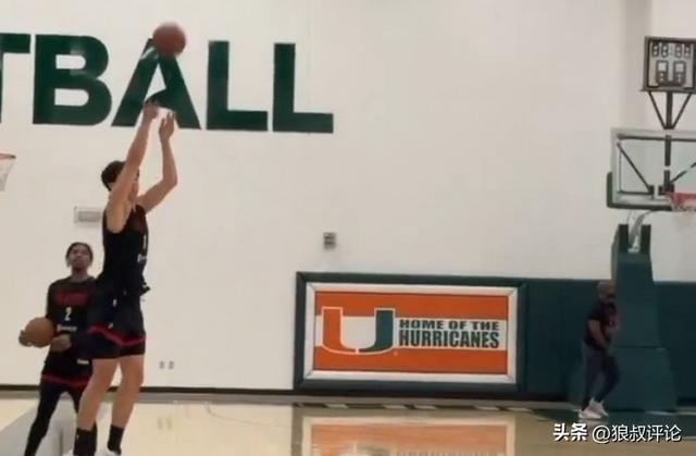 杨瀚森1记击地三分冲上热搜词条第9名，NBA里是表演还是偶遇？