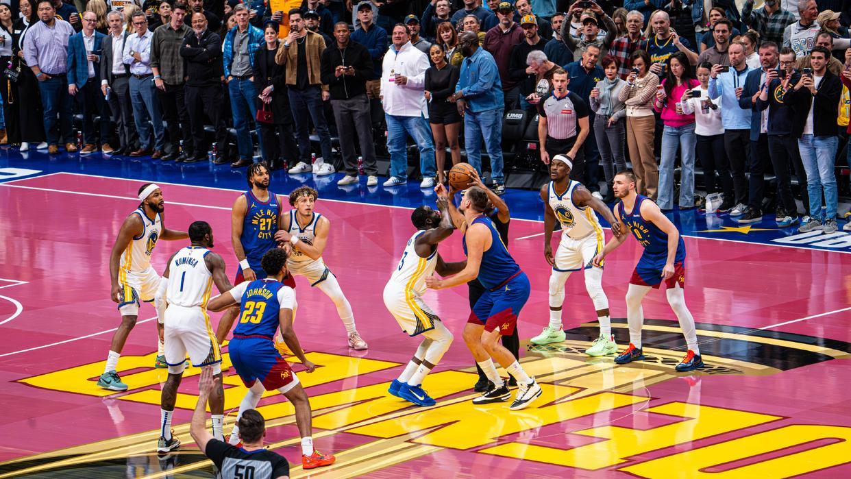 NBA杯：丹佛掘金129-104完胜勇士，库里缺阵勇士更衣室慌了？