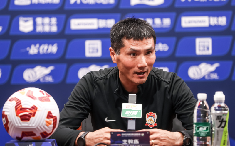 年薪差8倍，国足主帅邵佳一不到李铁八分之一，连英超门槛也笑了