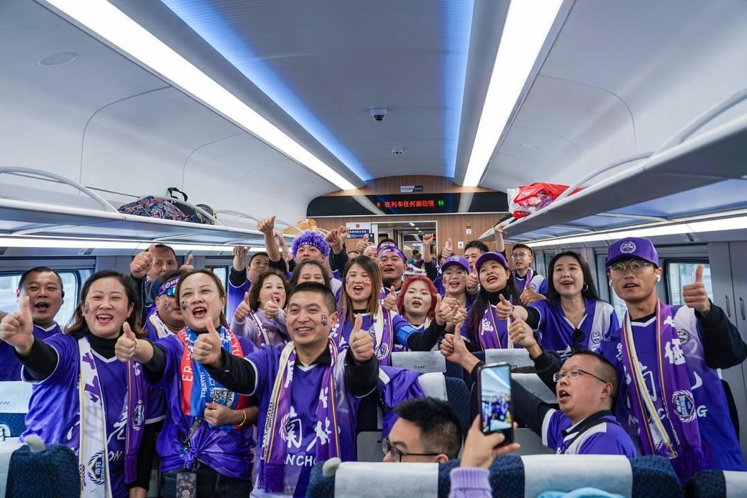 1200人上车！南充球迷乘旅客列车奔达州声援川超，连英超看客也得竖大拇指