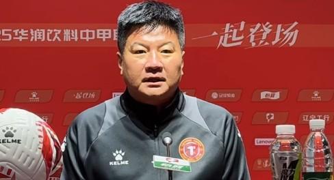 中甲30轮5-0收官！辽宁铁人笑着谢人，李金羽这是颁奖还是道谢大会？