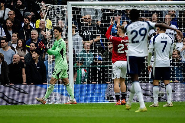 英超第11轮2-2惊魂：曼联门将拉门斯3分钟两扑救，客场含泪抢回一分