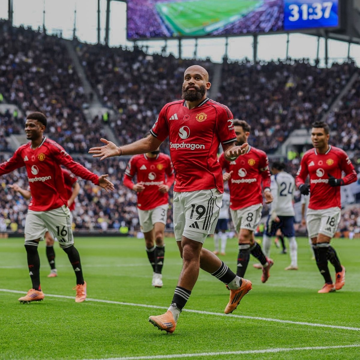 英超第11轮：曼联2-2热刺，评分揭晓，姆伯莫8分比教练还明白？