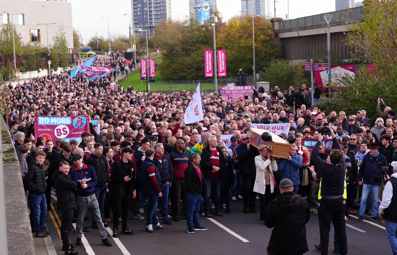 上千人抬棺、3场连发：英超西汉姆联对伯恩利前的愤怒现场