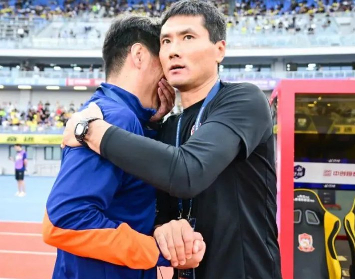 国足新帅年薪不到100万？邵佳一放弃中超300万合同上位引争议