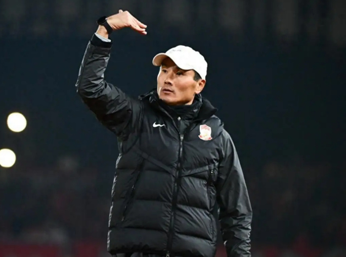 45岁邵佳一空降国足，足协选帅比英超冬窗还乱，欧冠水准在哪？