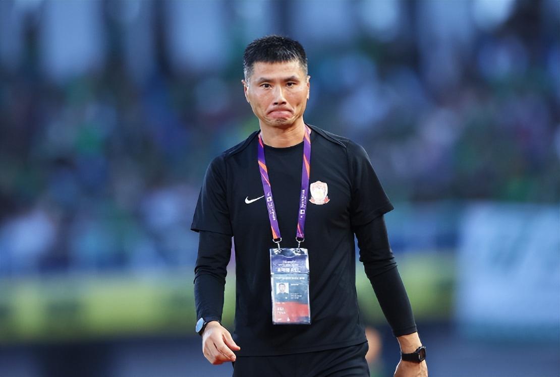 3位边缘人选？邵佳一接手中国男足后，国足在中超英超的对比更尴尬