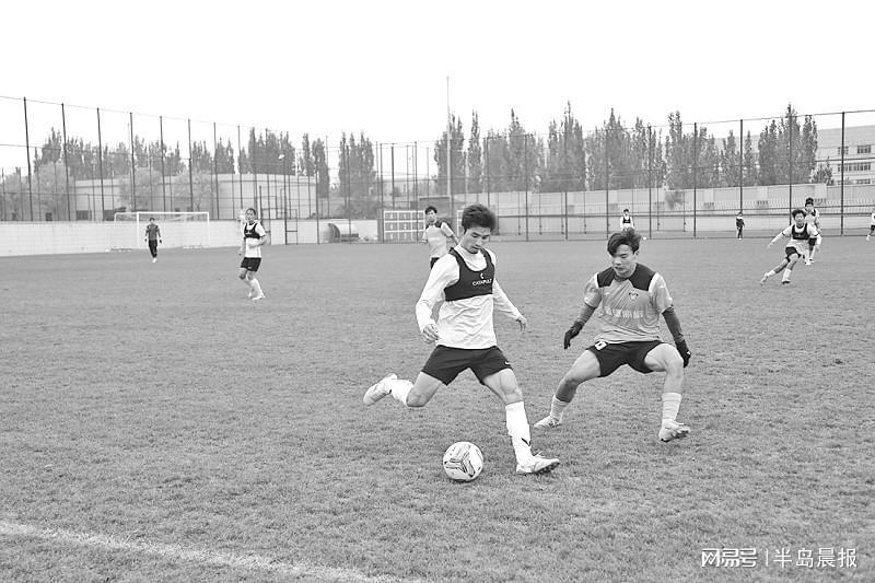 7周内第三次对决？大连队备战擂台赛，王寿挺像英超主帅盯数据