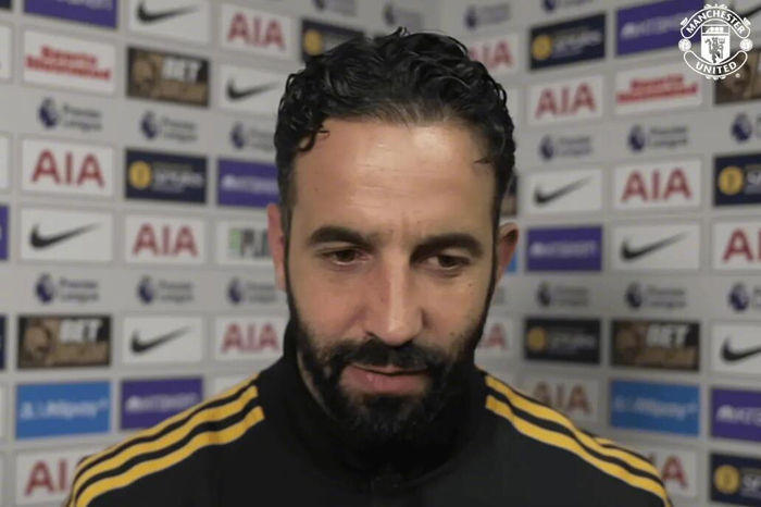 英超2-2拖泥带水：曼联被热刺逼平，阿莫林要1分当奖杯？