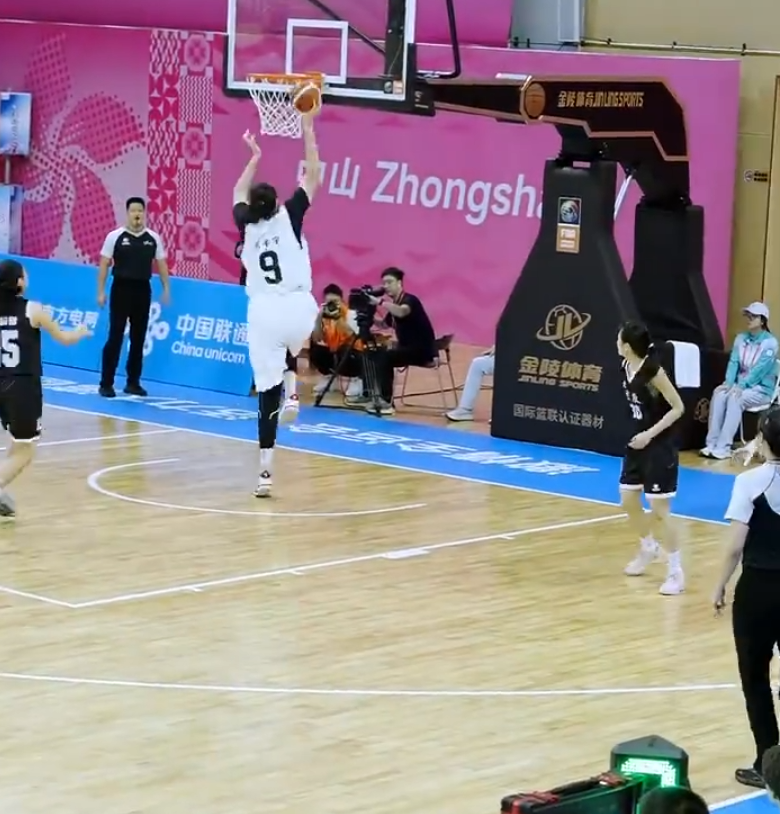 18岁张子宇实战首暴扣，三场93.9%命中率把WCBA和NBA老脑瓜惊醒