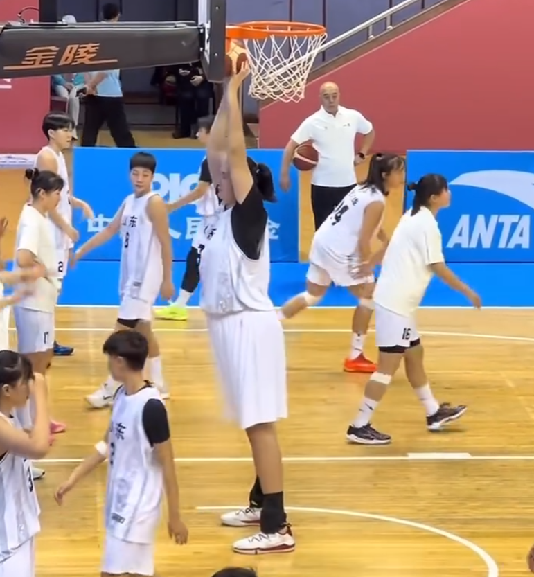 34分钟55分！张子宇在全运会像奥尼尔，WCBA球队还想等什么？