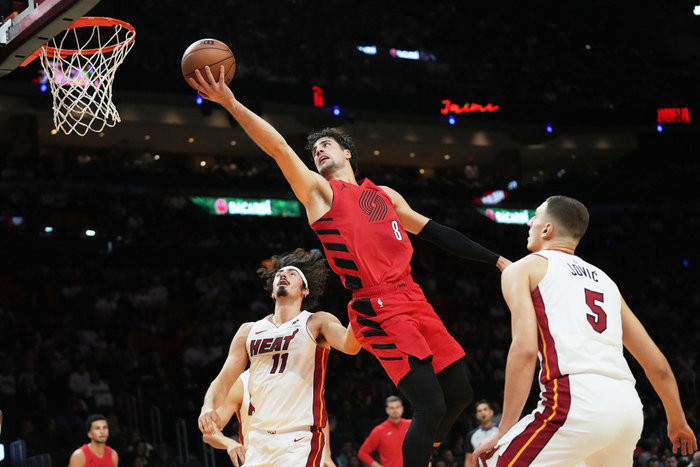 热火136-131开拓者，约维奇29分成NBA常规赛新宠，杨瀚森连4场DNP还能坐稳板凳？