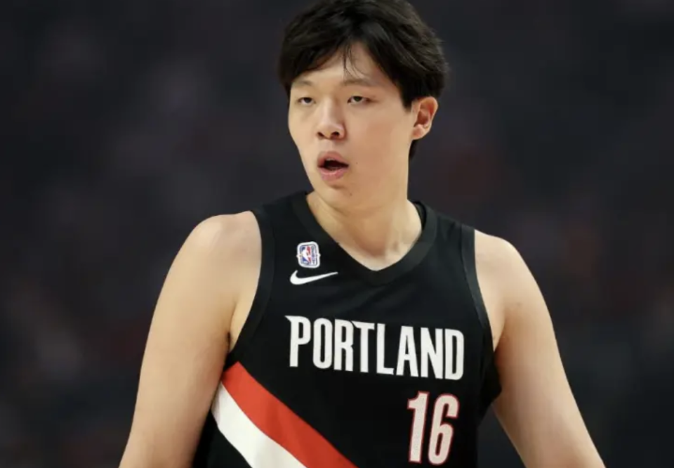 内线被热火74分逆袭，开拓者连用三中锋不如放杨瀚森，NBA这操作笑死人