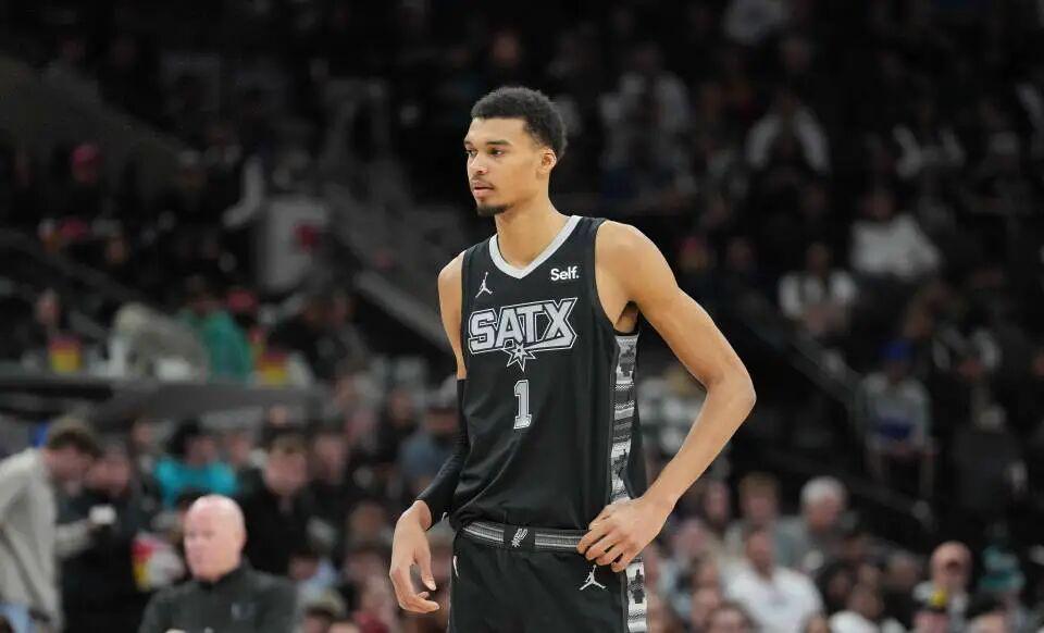 126-119！福克斯复出24分，马刺队在NBA又找回了节奏？