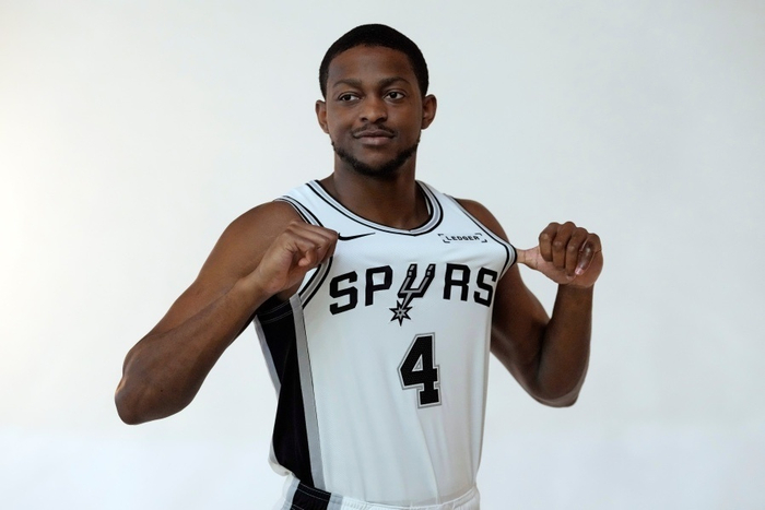 马刺主场险胜鹈鹕：福克斯24分对决墨菲41分，NBA火药味第8轮