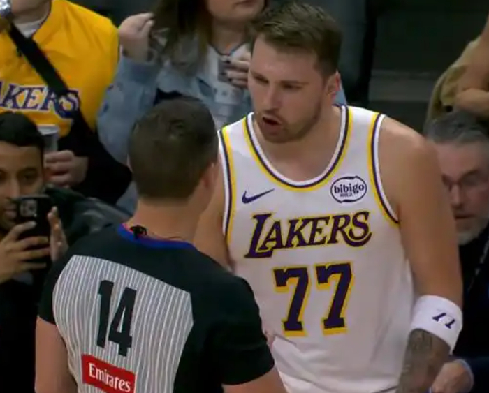 湖人单核崩盘2次上演，NBA东契奇被迫疯狂持球