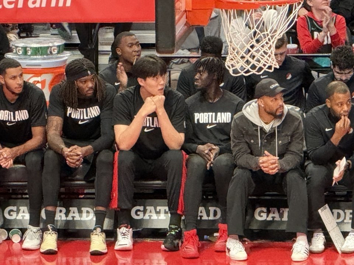 开拓者首客12分领先被热火翻盘，NBA新赛季罗威抢戏，杨瀚森连续4场DNP惹争议