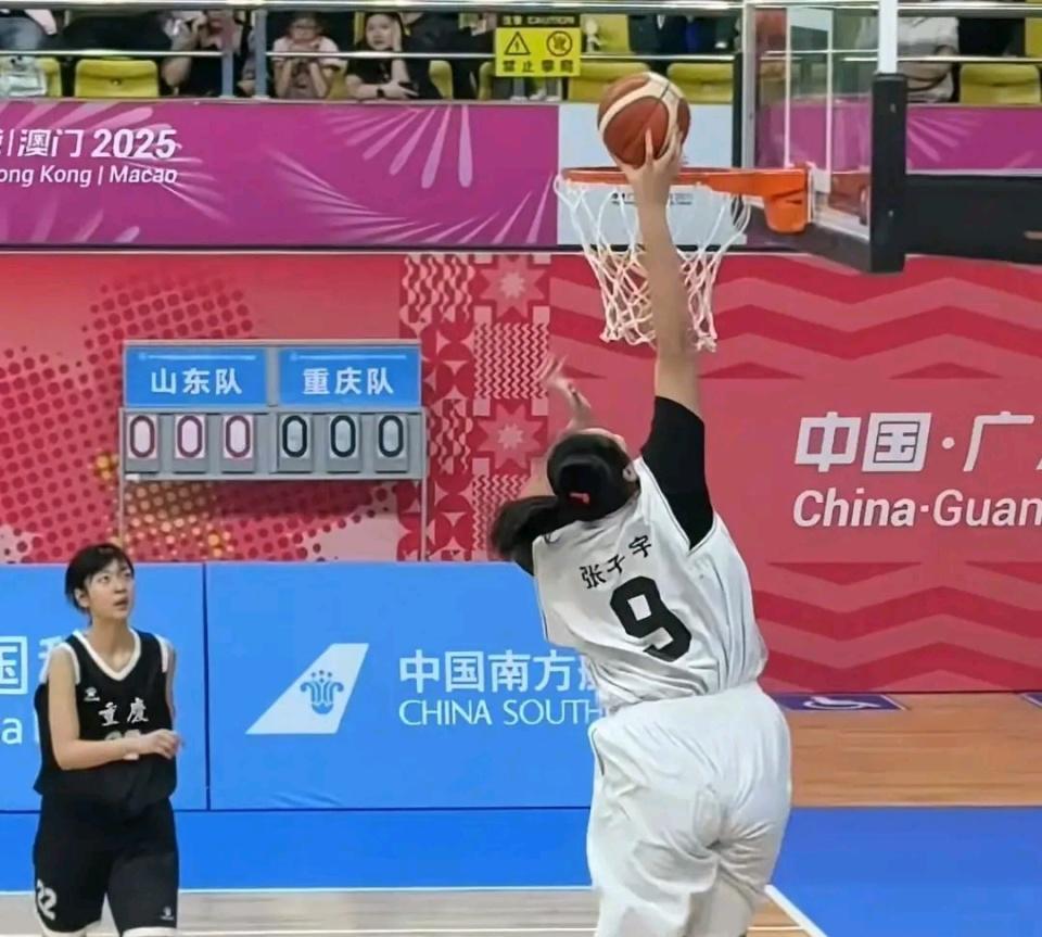 2米26的扣篮瞬间：张子宇一扣点燃中国女篮，WNBA也得盯着看