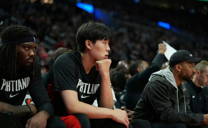 开拓者131-136输给热火，杨瀚森4场未登场，NBA又被轮换玩残