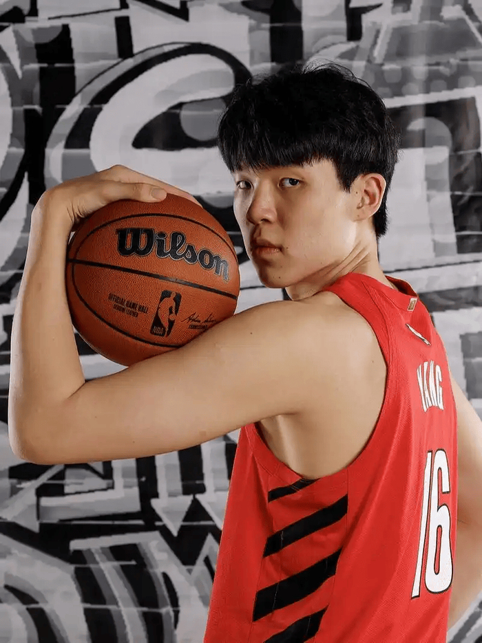 3场冷板凳+50万空缺，NBA杨瀚森到底是选梦还是选钱？