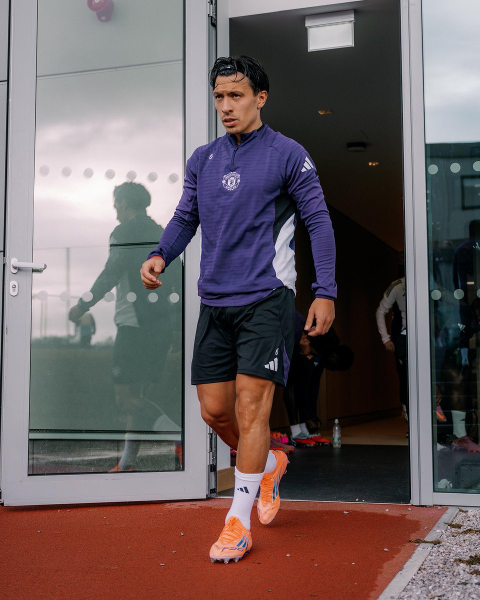 11月9日：利桑德罗-马丁内斯随阿根廷训练，曼联英超复出悬念还在