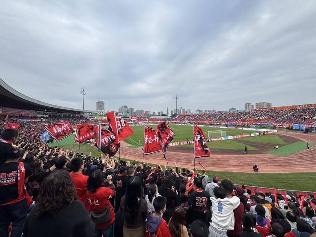 1:1僵持，四川银行四川省城市足球联赛的阳哥之争：德阳19652人看戏